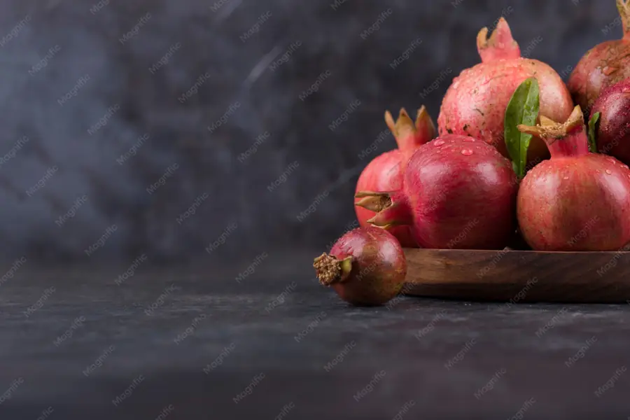 מגש פירות כשר – רימונים על מגש עץ
